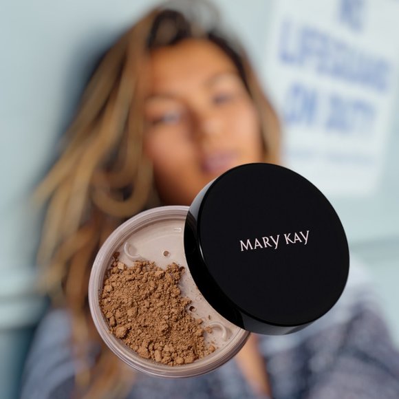 Light-to-Medium Bronze Silky Setting Powder - Mary Kay - Picture 7 of 7